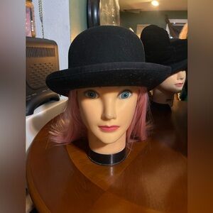 Capas Design Black Wool Derby-VGUC O/S